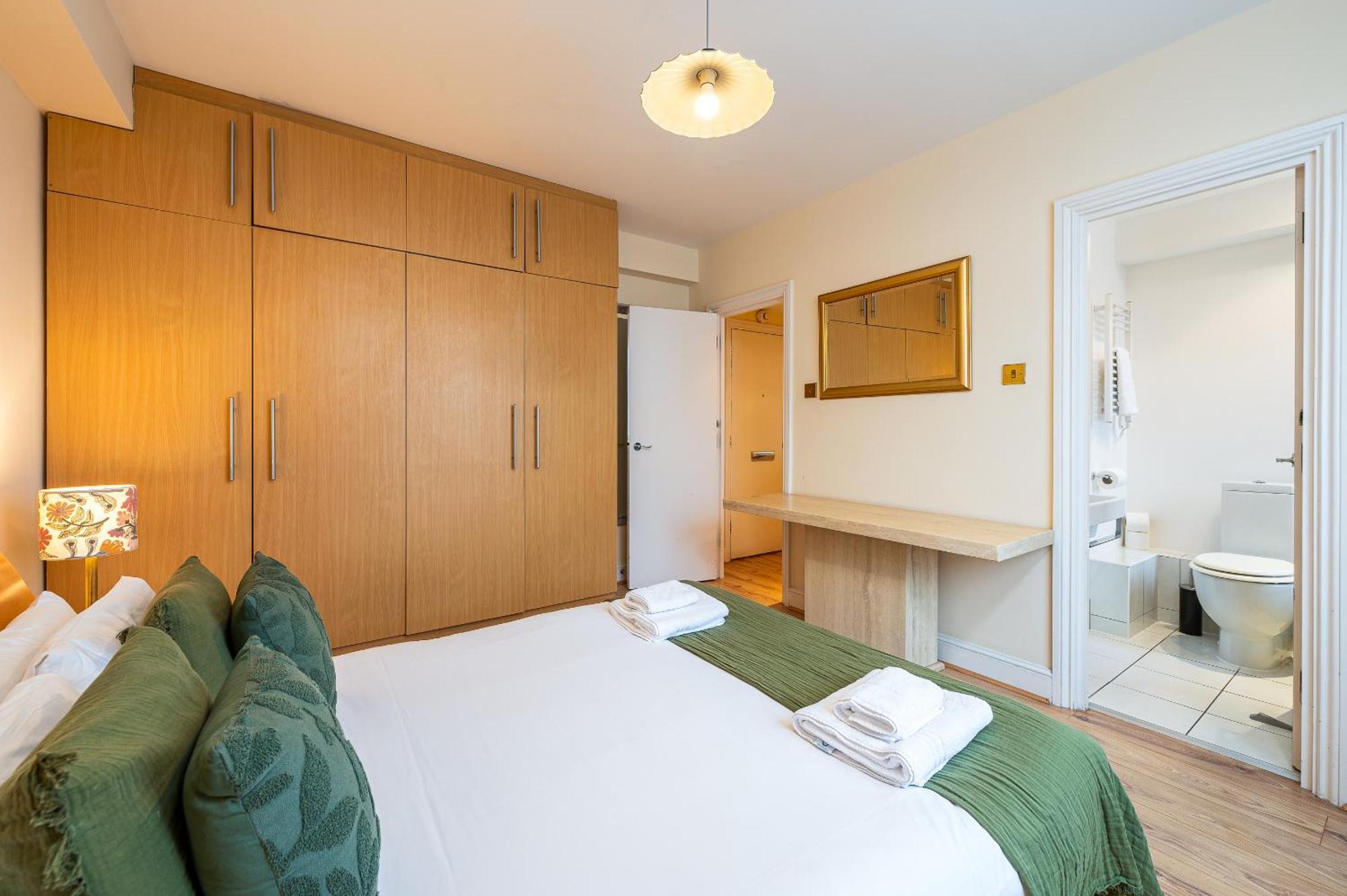 Capital One Bedroom Flat Chelsea Cloisters 724 London Bagian luar foto