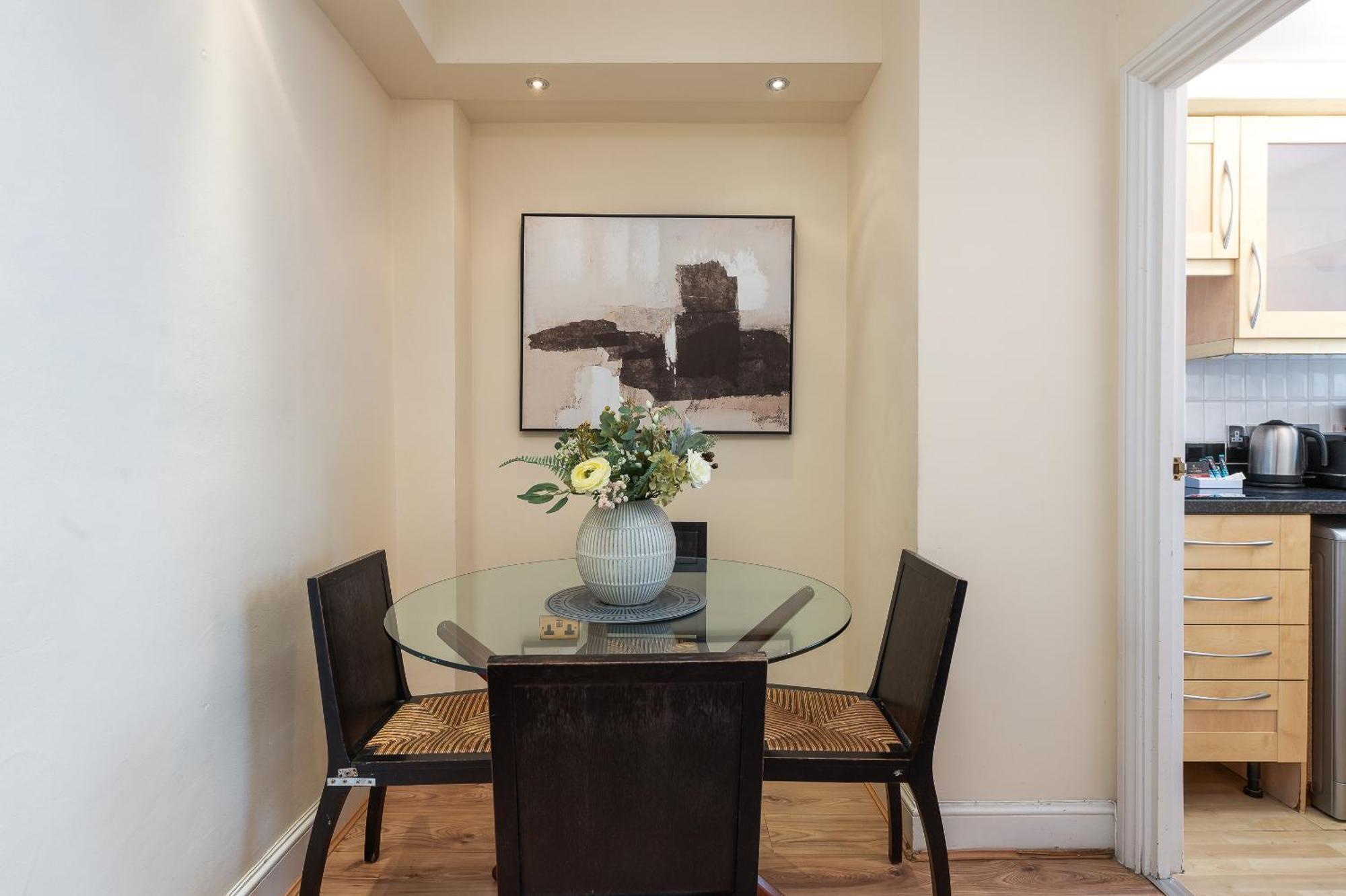 Capital One Bedroom Flat Chelsea Cloisters 724 London Bagian luar foto